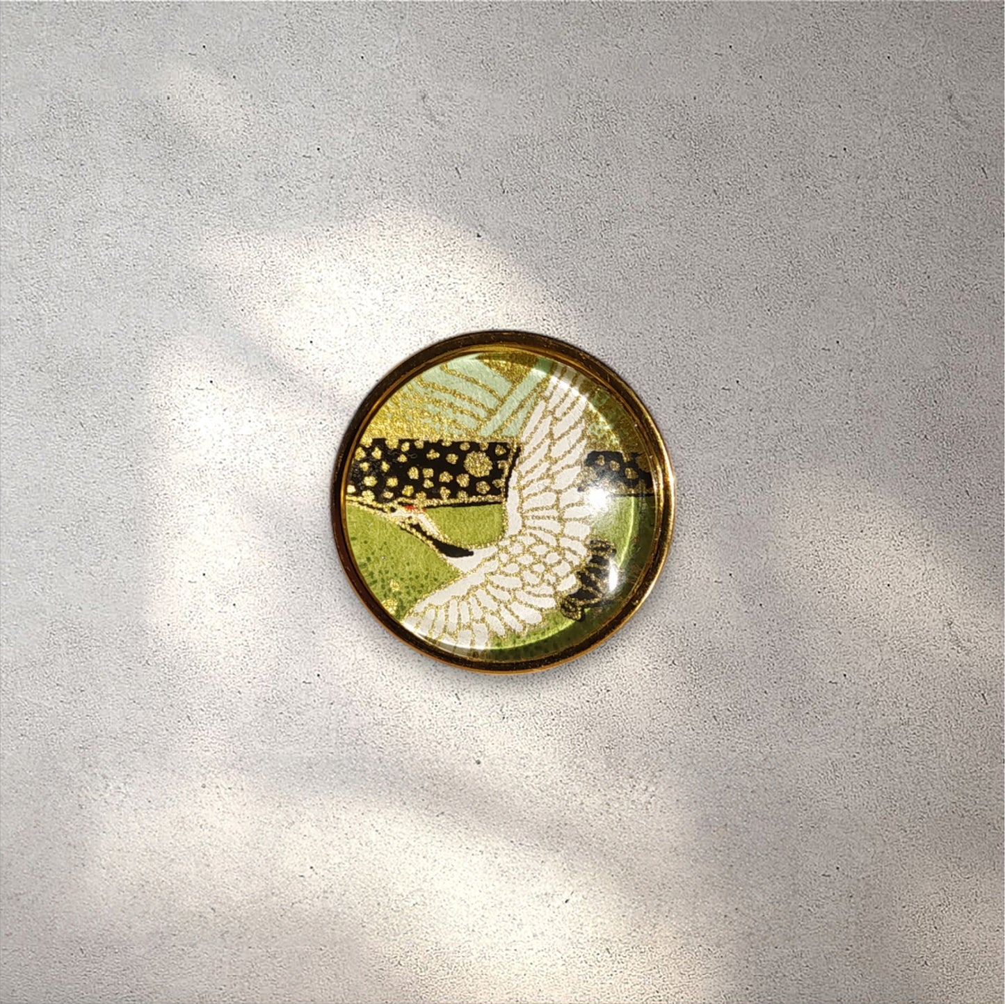 Bague ronde 25mm doré GRUE VERT