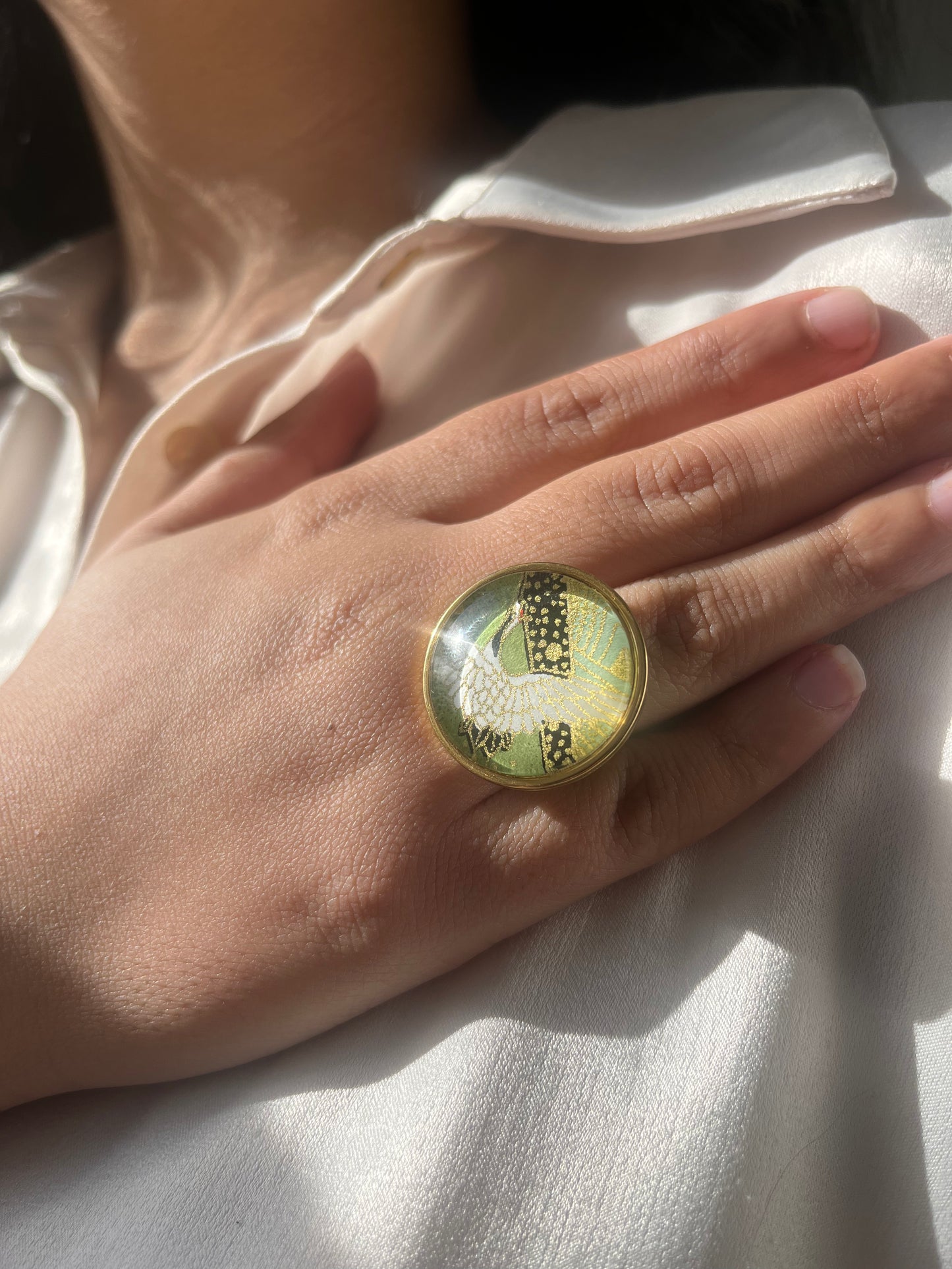 Bague ronde 25mm doré GRUE VERT